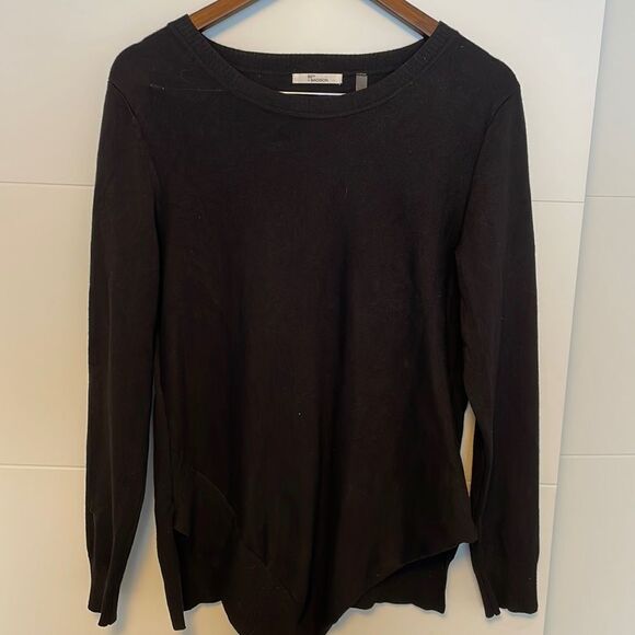 𝅺89th & Madison Crewneck Asymmetric Bottom Sweater Black Size Medium - Picture 1 of 10